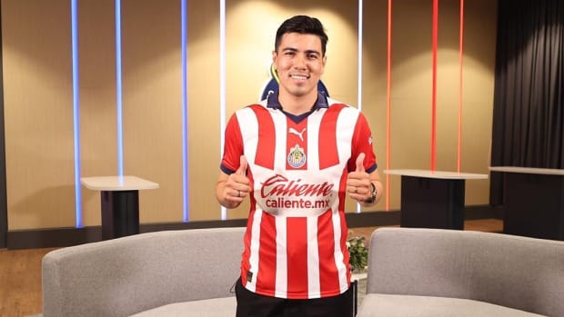 Erick Gutierrez con camiseta de Chivas